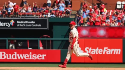 Nathan Church hace de todo, pero los Cardenales no aguantan el empuje