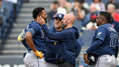 Junior Caminero recibe pelotazo en la mandíbula