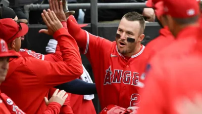 ¿Cambio de deporte? El inesperado nuevo uniforme de Mike Trout que sacude el mundo del coleccionismo