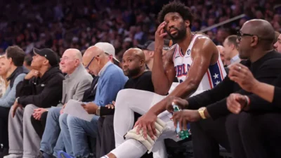 ¿Héroe o víctima? Joel Embiid aparece en el reporte de lesionados antes del choque de vida o muerte ante los Knicks