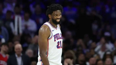 Joel Embiid se encara con el staff de los Celtics en pleno Juego 7