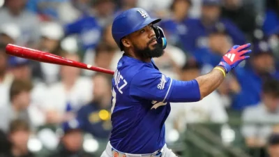Teoscar Hernández logra récord personal con 6 impulsadas y lidera la remontada de los Dodgers sobre los Cerveceros