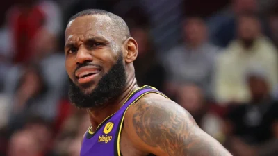 LeBron James es el jugador más viejo en liderar una serie de playoffs en puntos