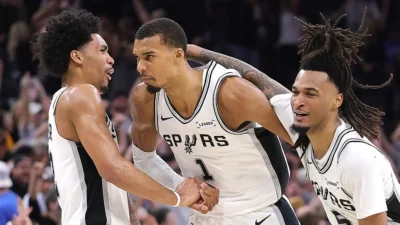 ¡Contra la pared! Los 3 jugadores de los Spurs señalados como culpables del colapso en el Juego 5 ¡Contra la pared! Los 3 jugadores de los Spurs señalados como culpables del colapso en el Juego 5