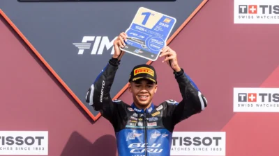 ¡Orgullo tricolor! Xarly Méndez hace sonar el himno dominicano en el motociclismo europeo