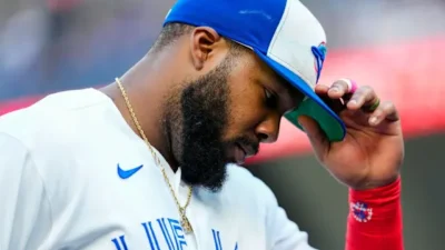 Reportan para Vladimir Guerrero Jr. una aparente lesión en la espalda