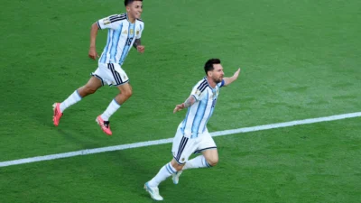 Hat-trick histórico de Messi lo catapulta a la cima de los Mundiales
