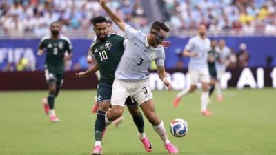 Uruguay y Arabia Saudita firman tablas y enredan el Grupo H Uruguay y Arabia Saudita firman tablas y enredan el Grupo H