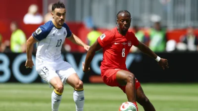 Amargo estreno en Toronto: Cyle Larin salva los muebles ante la Bosnia de las pizarras de póker