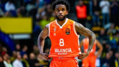 Jean Montero recibe su trofeo del Quinteto Ideal y se enfoca en los Playoffs de la Liga Endesa