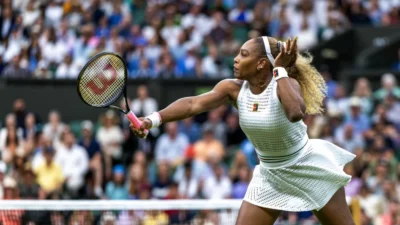 Serena Williams sufre lesión de rodilla pero insiste en jugar dobles con Venus