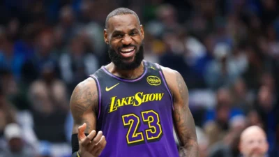 LeBron James se ríe  de quienes lo consideran un “irrelevante” para la próxima temporada