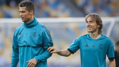CR7 y Luka Modric chocan en un dramático duelo de leyendas