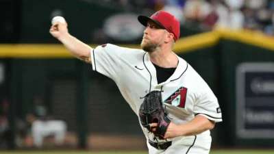Merrill Kelly acusa a coach de los Cubs de relatar señas