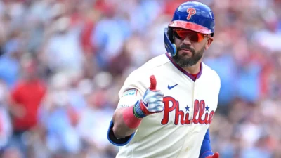 Schwarber corona remontada de Phillies con jonrón de 459 pies