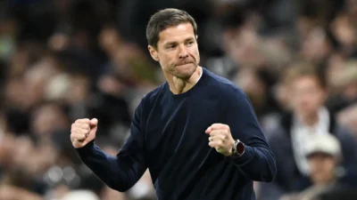 Xabi Alonso marca territorio en Chelsea