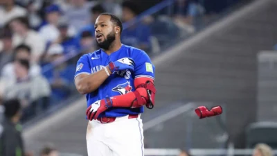 Vladimir Guerrero Jr. sale del juego tras fuerte choque en tercera base
