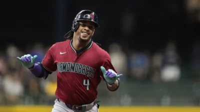 Ketel Marte sale del juego por molestias en la rodilla izquierda