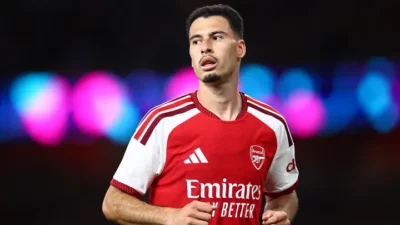 Gabriel Martinelli deja solo a Christos Tzolis en la banda izquierda del Arsenal Gabriel Martinelli deja solo a Christos Tzolis en la banda izquierda del Arsenal