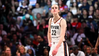 Caitlin Clark inicia desde el banquillo ante China