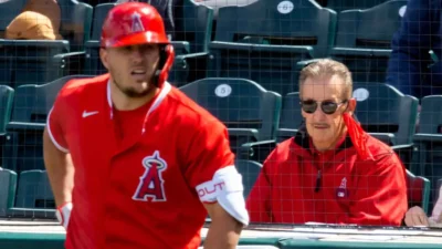 Mike Trout puede sonreir: los errores de Arte Moreno en Angels Mike Trout puede sonreir: los errores de Arte Moreno en Angels